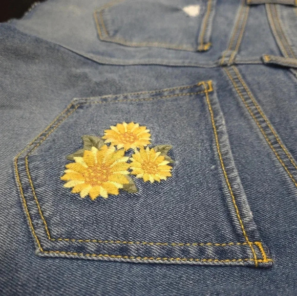 Hollister High-Waisted Distressed Denim Shorts with Sunflower Patch w26 - Picture 10 of 13